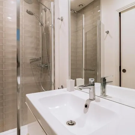 Charming 1bd W Intimate Patio Jaures ! Appartamento